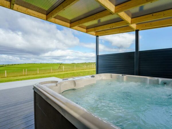 Luxury Hot Tub Break or £500 Cash! - Image 2