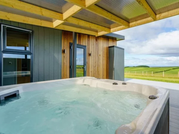 Luxury Hot Tub Break or £500 Cash! - Image 5